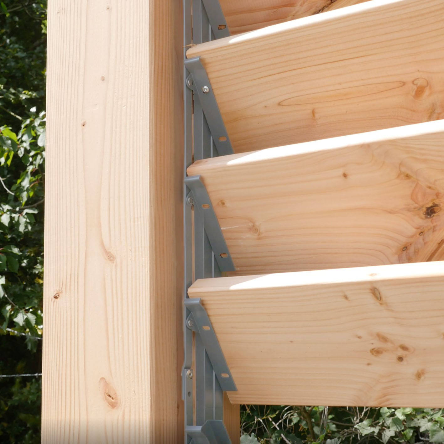 Zoom von SUNDIY XL-Mechaniken in der Farbe RAL 9006 mit Douglas-Holzlatten